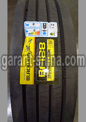 Blacklion BF188 (рулевая) 295/80 R22.5 152/149M 18PR - Фото протектора с этикеткой вблизи